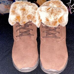 EUC SKECHERS WO SIZE 9 BROWN SUEDE LEATHER ANKLE BOOTS W/ FAUX FUR TRIM  CLEAN